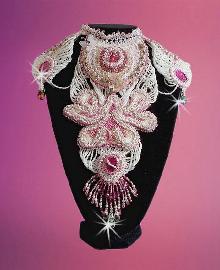 Collier plastron Madame de Pompadour, le plaisir des yeux brod&eacute; avec des perles de qualit&eacute; fa&ccedil;on Haute-Couture