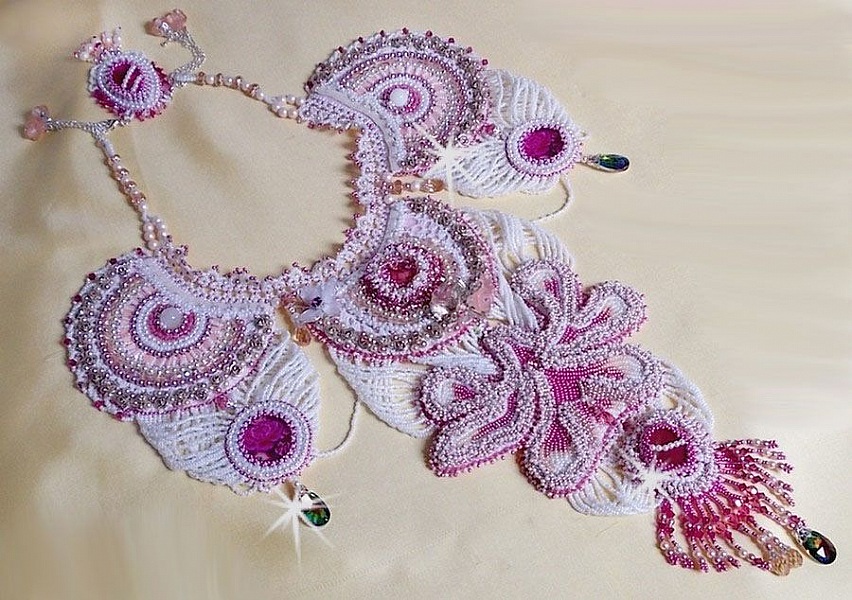 Collier plastron Madame de Pompadour, le plaisir des yeux brod&eacute; avec des perles de qualit&eacute; fa&ccedil;on Haute-Couture
