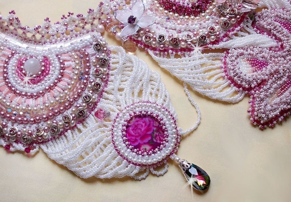 Collier plastron Madame de Pompadour, le plaisir des yeux brod&eacute; avec des perles de qualit&eacute; fa&ccedil;on Haute-Couture