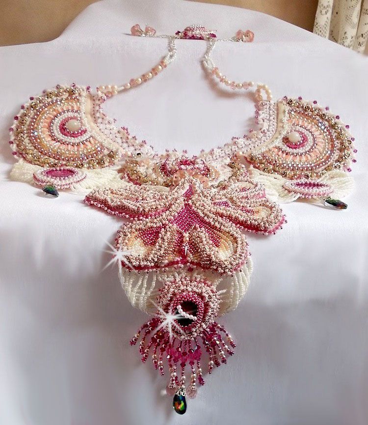 Collier plastron Madame de Pompadour, le plaisir des yeux brod&eacute; avec des perles de qualit&eacute; fa&ccedil;on Haute-Couture