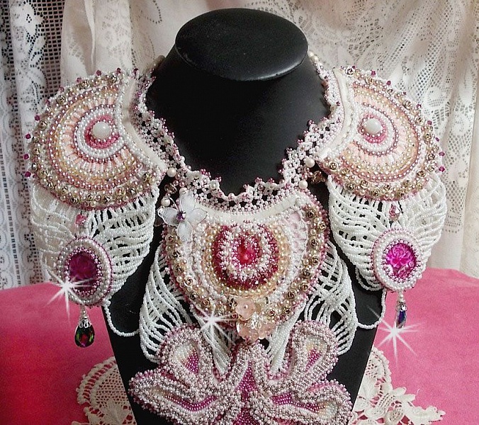 Collier plastron Madame de Pompadour, le plaisir des yeux brod&eacute; avec des perles de qualit&eacute; fa&ccedil;on Haute-Couture