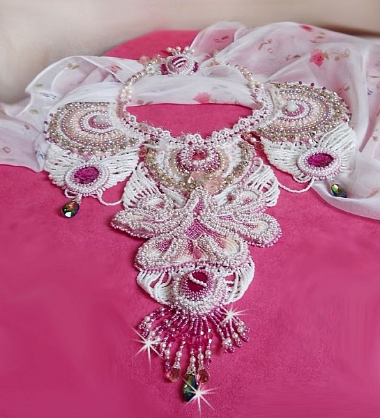 Collier plastron Madame de Pompadour, le plaisir des yeux brod&eacute; avec des perles de qualit&eacute; fa&ccedil;on Haute-Couture