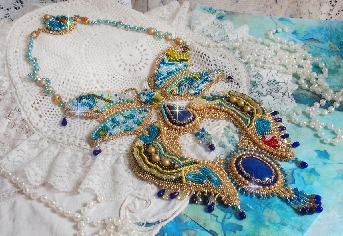 Plastron Papillon Or Bleu Haute-Couture brod&eacute; avec des pierres de gemme, des cristaux, des perles en verre et des rocailles