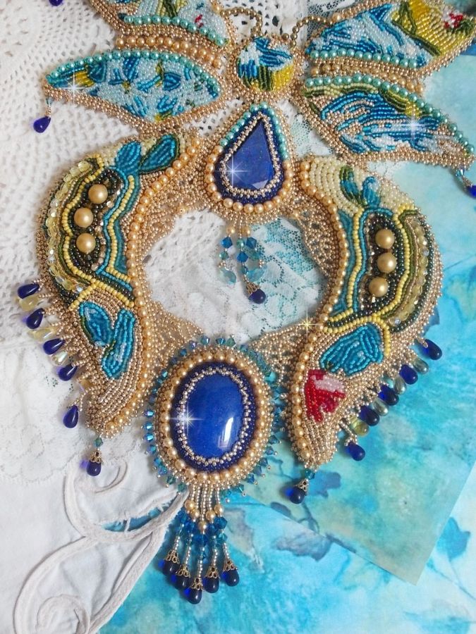 Plastron Papillon Or Bleu Haute-Couture brod&eacute; avec des pierres de gemme, des cristaux, des perles en verre et des rocailles