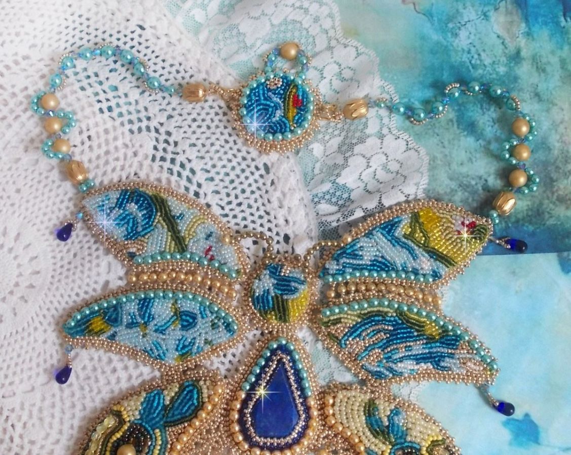 Plastron Papillon Or Bleu Haute-Couture brod&eacute; avec des pierres de gemme, des cristaux, des perles en verre et des rocailles