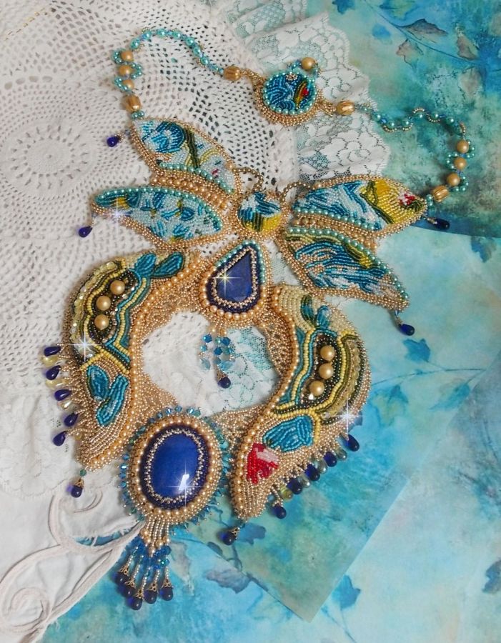 Plastron Papillon Or Bleu Haute-Couture brod&eacute; avec des pierres de gemme, des cristaux, des perles en verre et des rocailles