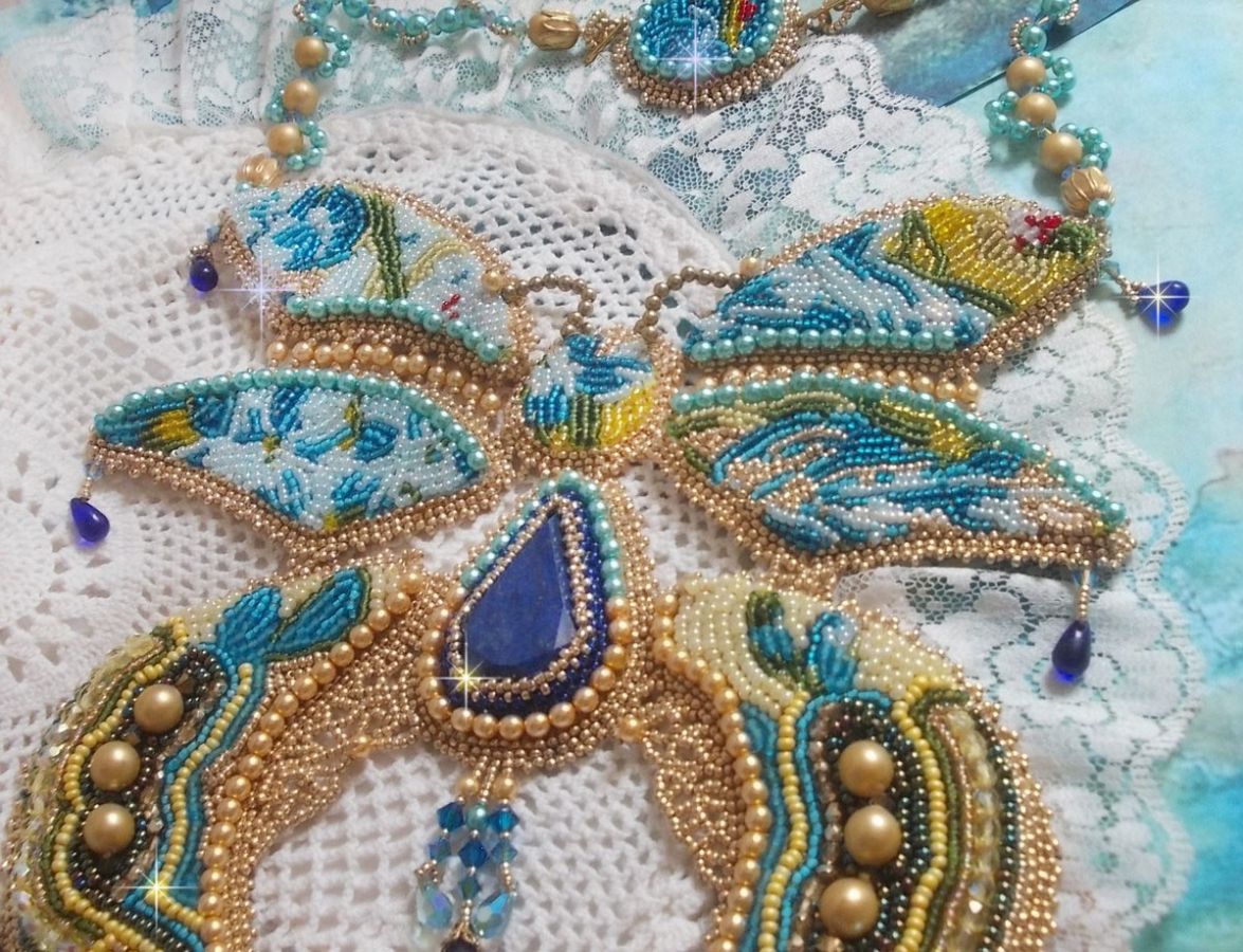 Plastron Papillon Or Bleu Haute-Couture brod&eacute; avec des pierres de gemme, des cristaux, des perles en verre et des rocailles