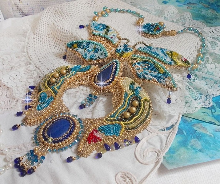 Plastron Papillon Or Bleu Haute-Couture brod&eacute; avec des pierres de gemme, des cristaux, des perles en verre et des rocailles