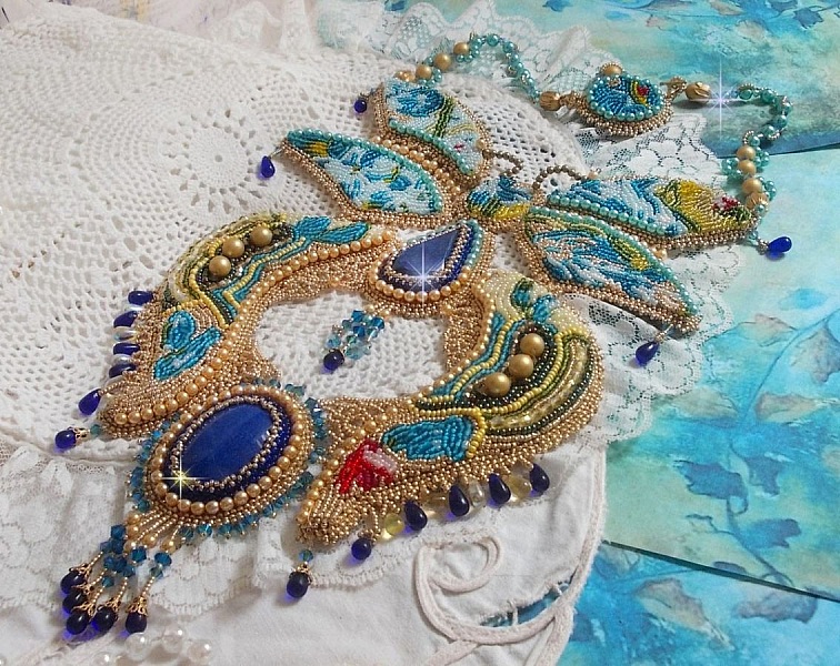 Plastron Papillon Or Bleu Haute-Couture brod&eacute; avec des pierres de gemme, des cristaux, des perles en verre et des rocailles