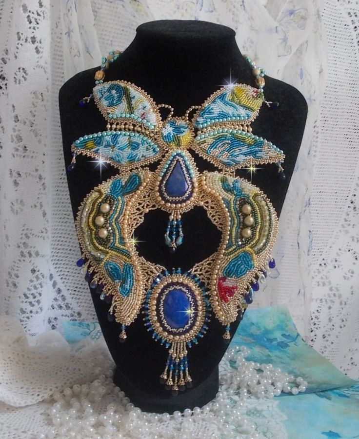Plastron Papillon Or Bleu Haute-Couture brod&eacute; avec des pierres de gemme, des cristaux, des perles en verre et des rocailles