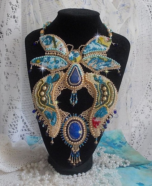 Plastron Papillon Or Bleu Haute-Couture brod&eacute; avec des pierres de gemme, des cristaux, des perles en verre et des rocailles