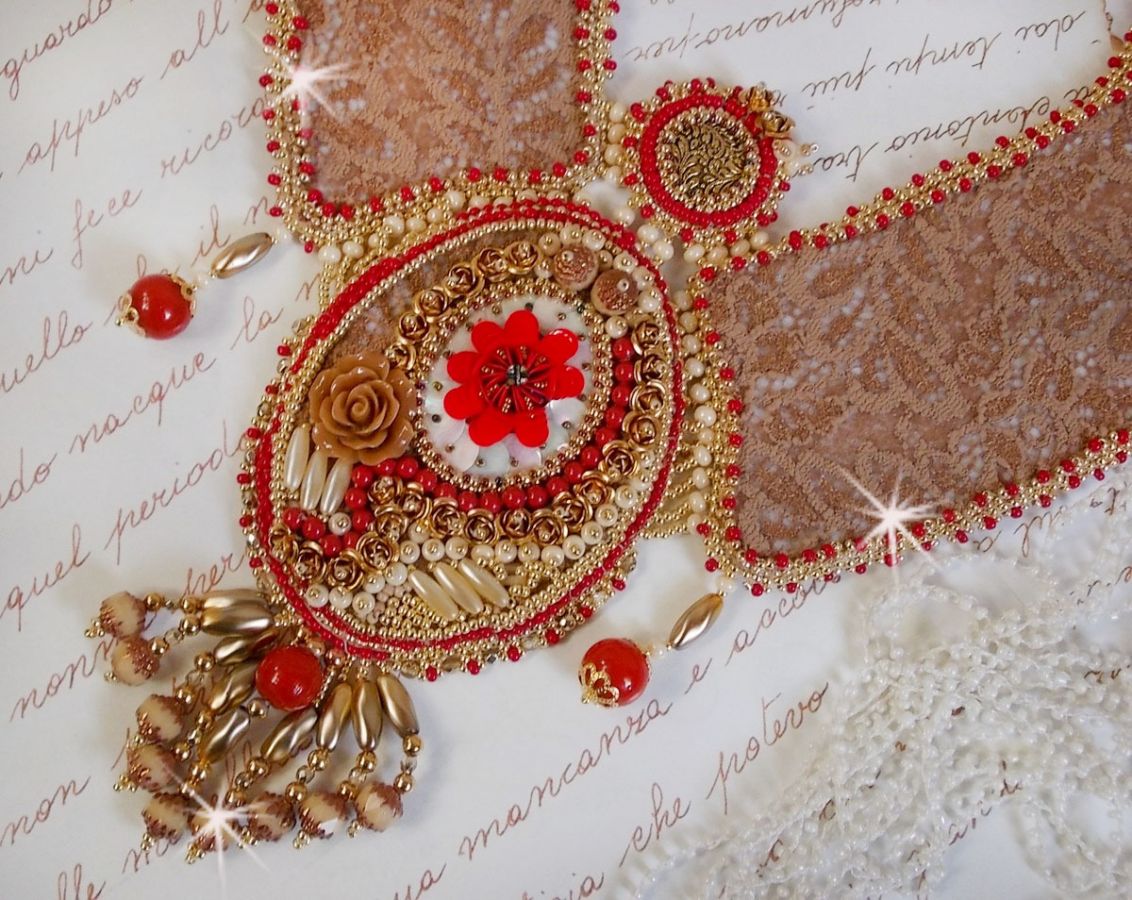 Plastron Renaissance brod&eacute; de rocailles Or et Rouge