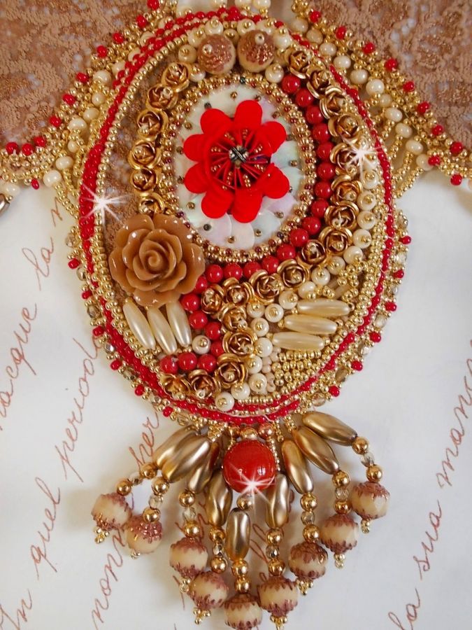 Plastron Renaissance brod&eacute; de rocailles Or et Rouge