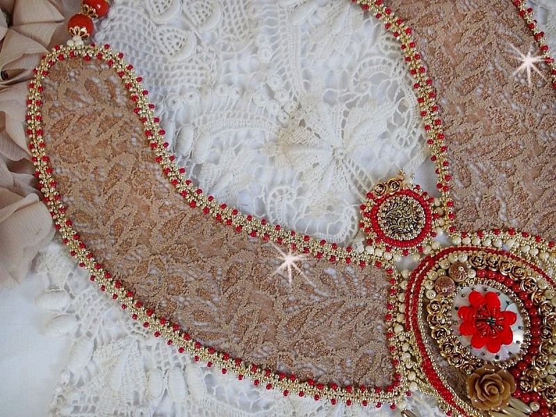 Plastron Renaissance brod&eacute; de rocailles Or et Rouge