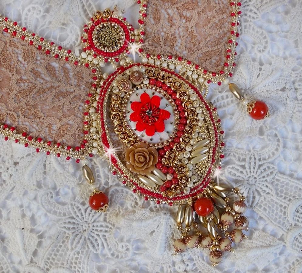 Plastron Renaissance brod&eacute; de rocailles Or et Rouge