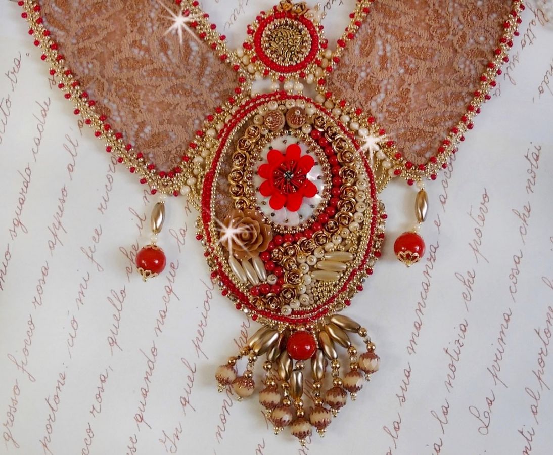 Plastron Renaissance brod&eacute; de rocailles Or et Rouge