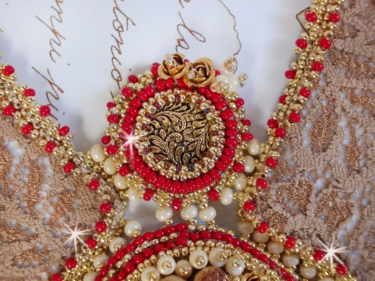 Plastron Renaissance brod&eacute; de rocailles Or et Rouge