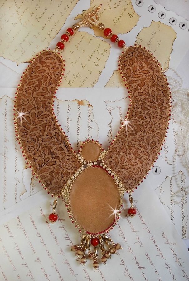 Plastron Renaissance brod&eacute; de rocailles Or et Rouge