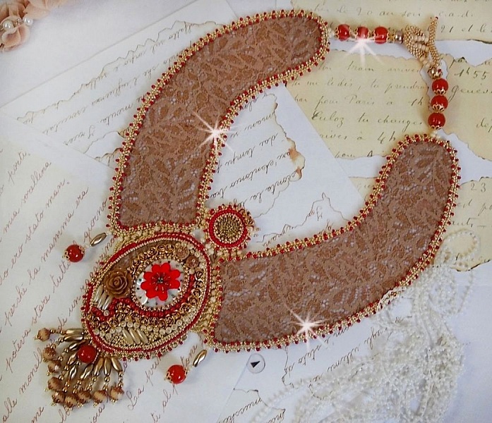 Plastron Renaissance brod&eacute; de rocailles Or et Rouge