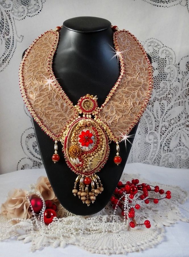 Plastron Renaissance brod&eacute; de rocailles Or et Rouge