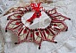 Collier Romane plastron mont&eacute; avec une abondance de rocailles aux couleurs : Bordeaux, Ivoire et Rouge &agrave; laquelle s'ajoute des gouttes plates, perles en bois, perles en laiton pour un style Ethnique