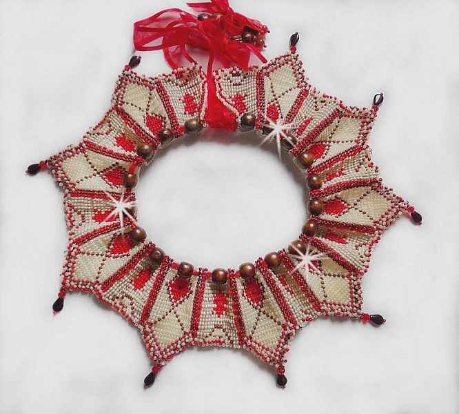 Collier Romane plastron mont&eacute; avec une abondance de rocailles aux couleurs : Bordeaux, Ivoire et Rouge &agrave; laquelle s'ajoute des gouttes plates, perles en bois, perles en laiton pour un style Ethnique