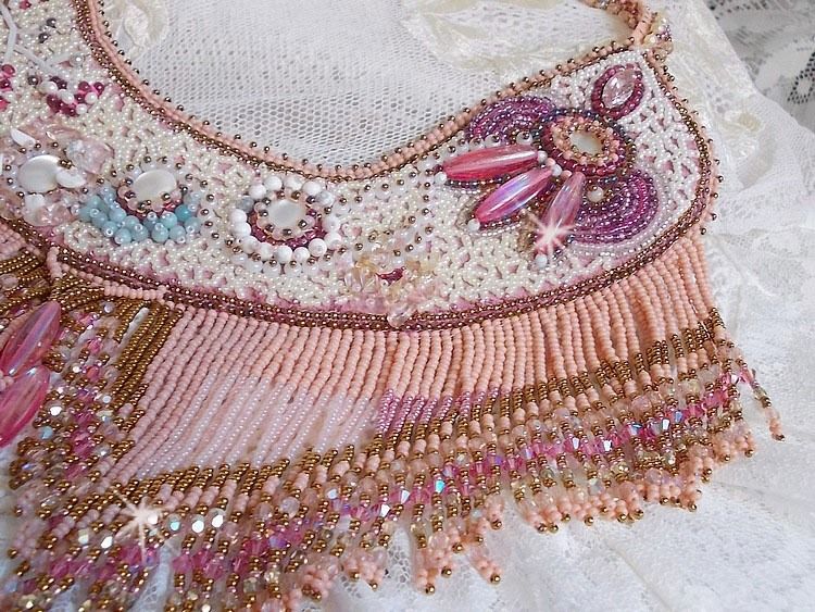 Plastron Rose Eternelle brod&eacute; avec des pierres semi-pr&eacute;cieuse et pleins de perles diverses de qualit&eacute;