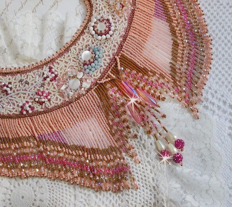 Plastron Rose Eternelle brod&eacute; avec des pierres semi-pr&eacute;cieuse et pleins de perles diverses de qualit&eacute;