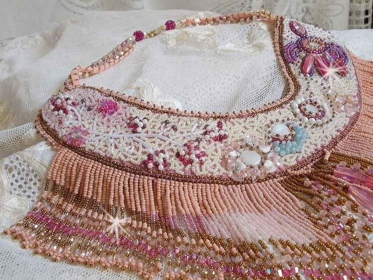 Plastron Rose Eternelle brod&eacute; avec des pierres semi-pr&eacute;cieuse et pleins de perles diverses de qualit&eacute;