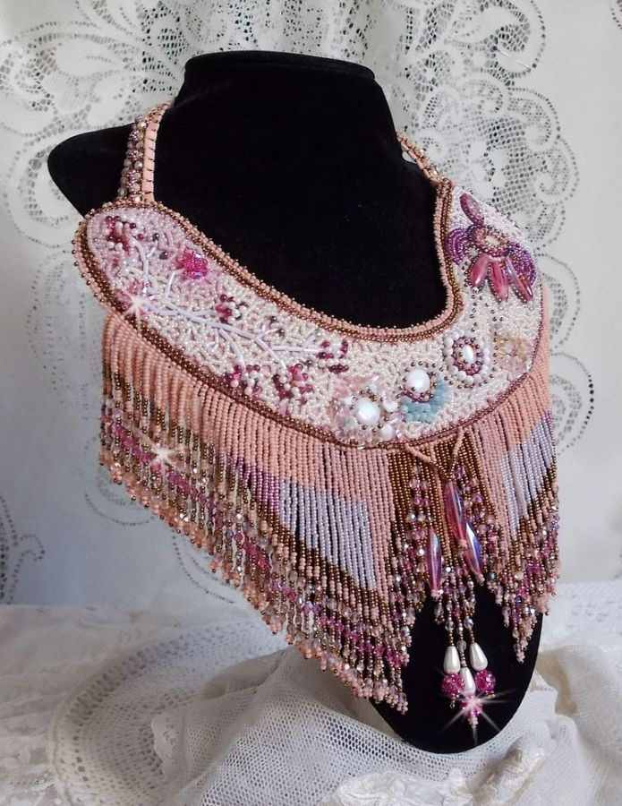 Plastron Rose Eternelle brod&eacute; avec des pierres semi-pr&eacute;cieuse et pleins de perles diverses de qualit&eacute;