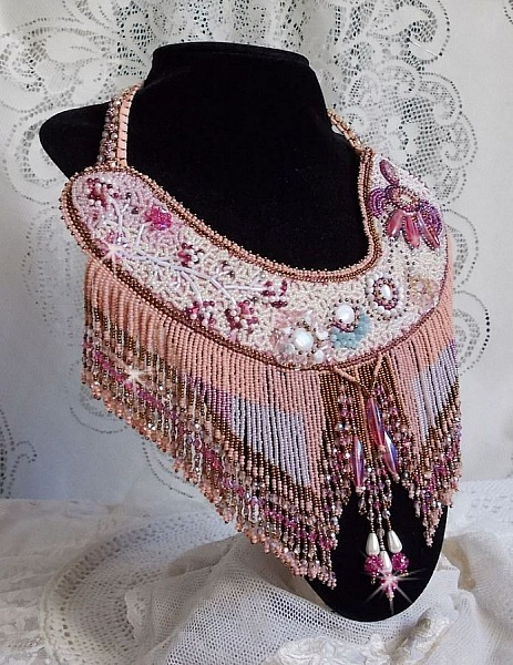 Plastron Rose Eternelle brod&eacute; avec des pierres semi-pr&eacute;cieuse et pleins de perles diverses de qualit&eacute;