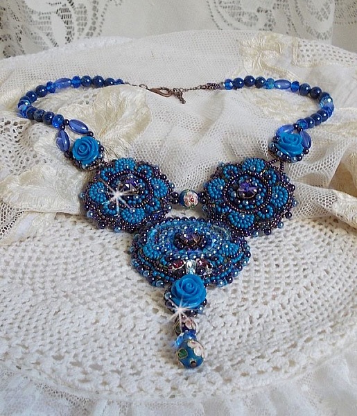 Plastron Roses Bleues Royales avec des cristaux de Swarovski et des rocailles