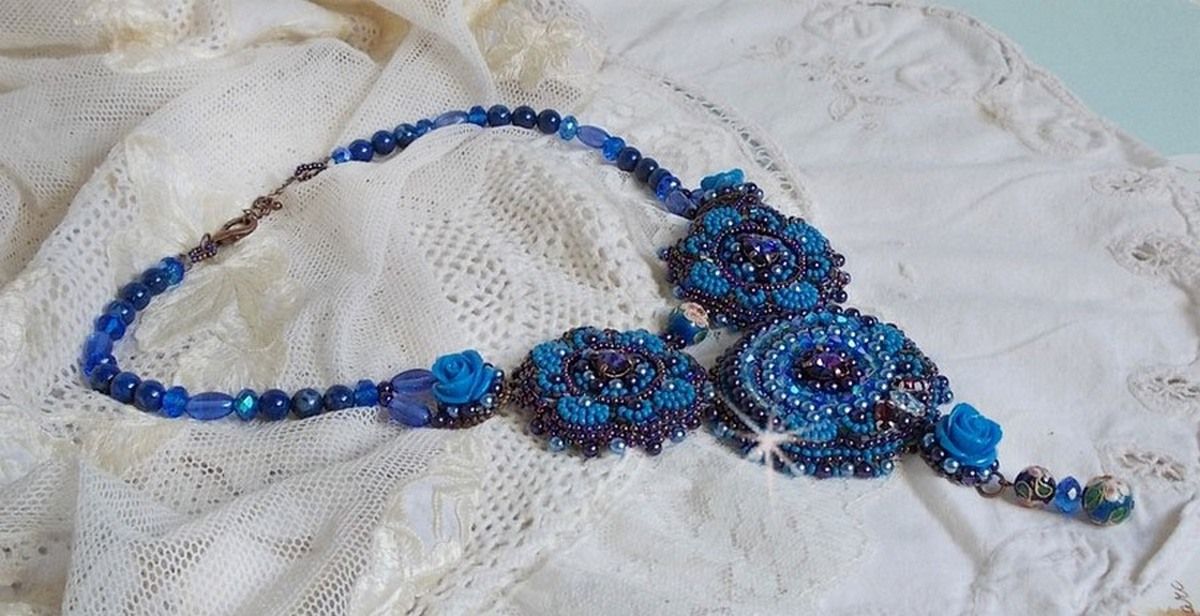 Plastron Roses Bleues Royales avec des cristaux de Swarovski et des rocailles