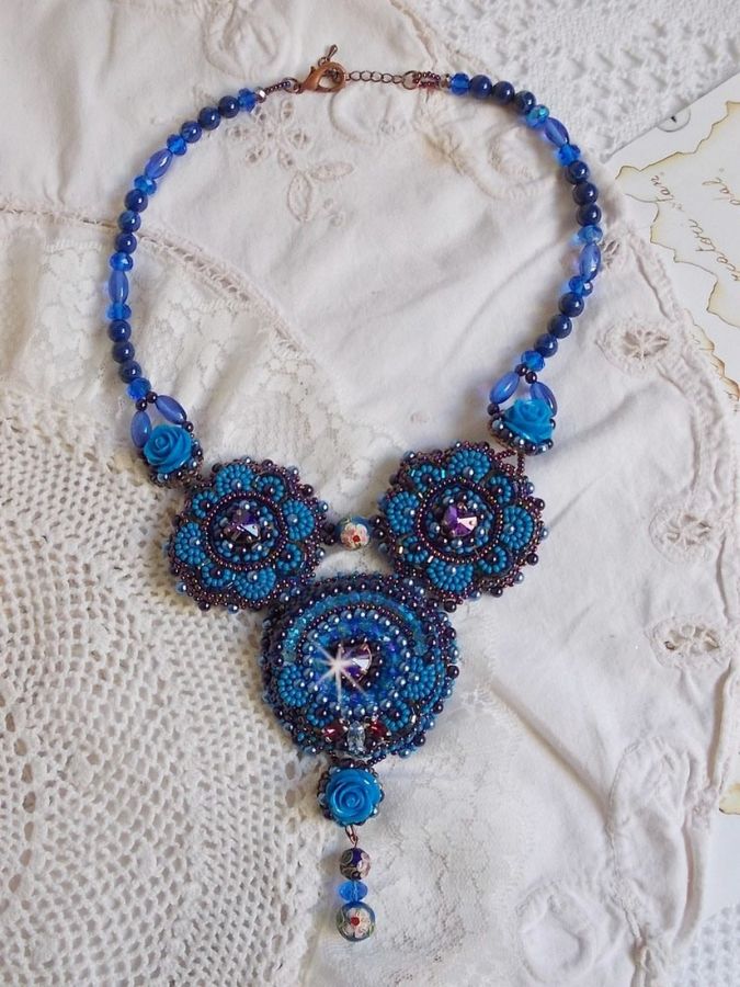 Plastron Roses Bleues Royales avec des cristaux de Swarovski et des rocailles