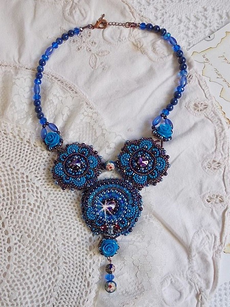 Plastron Roses Bleues Royales avec des cristaux de Swarovski et des rocailles