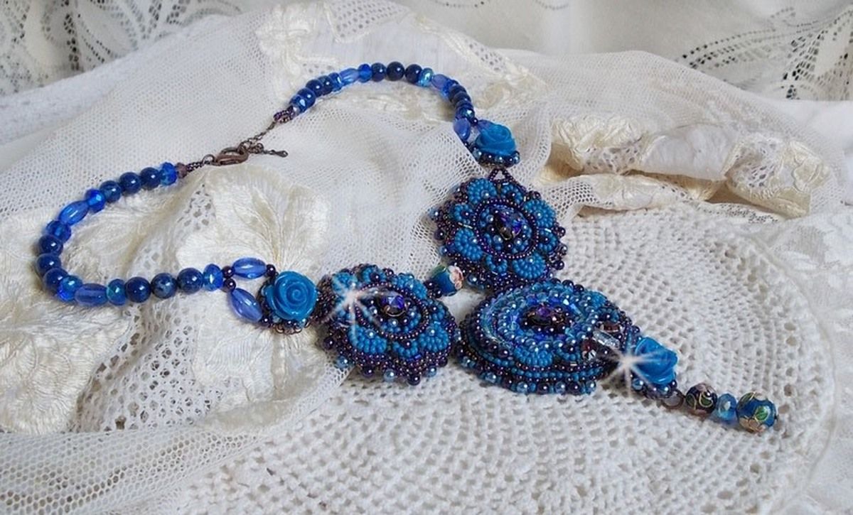 Plastron Roses Bleues Royales avec des cristaux de Swarovski et des rocailles