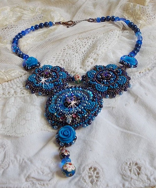 Plastron Roses Bleues Royales avec des cristaux de Swarovski et des rocailles