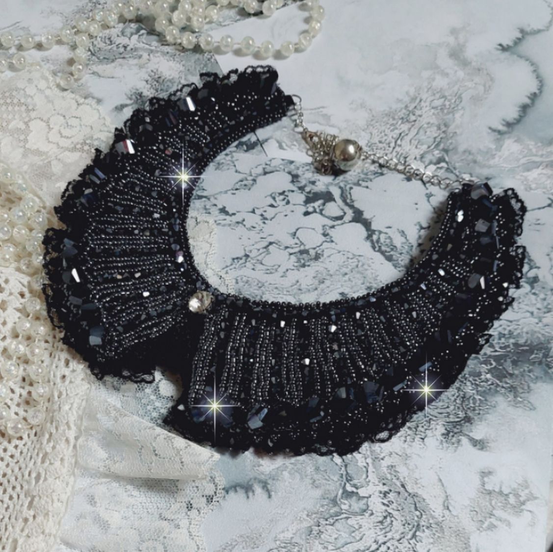 Plastron Tenue de Soir&eacute;e Haute Couture brod&eacute; avec une dentelle Noire, toupies, cabochon Cristal et perles H&eacute;lix &agrave; laquelle s&rsquo;ajoute des facettes pour une mise en forme avec des rocailles Jet H&eacute;matite