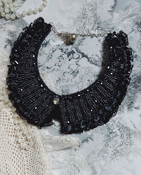 Plastron Tenue de Soir&eacute;e Haute Couture brod&eacute; avec une dentelle Noire, toupies, cabochon Cristal et perles H&eacute;lix &agrave; laquelle s&rsquo;ajoute des facettes pour une mise en forme avec des rocailles Jet H&eacute;matite