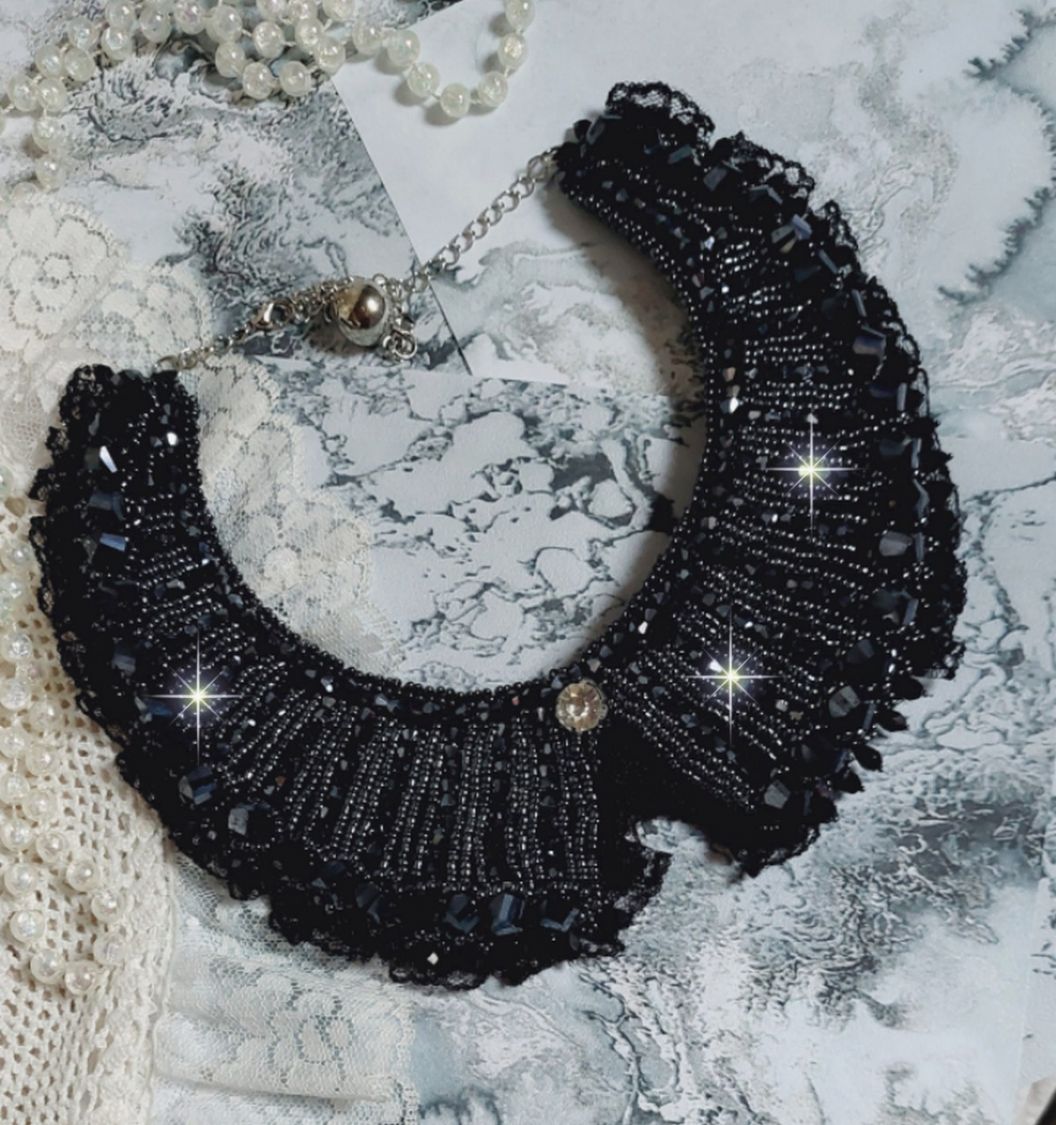 Plastron Tenue de Soir&eacute;e Haute Couture brod&eacute; avec une dentelle Noire, toupies, cabochon Cristal et perles H&eacute;lix &agrave; laquelle s&rsquo;ajoute des facettes pour une mise en forme avec des rocailles Jet H&eacute;matite