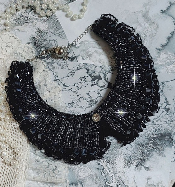 Plastron Tenue de Soir&eacute;e Haute Couture brod&eacute; avec une dentelle Noire, toupies, cabochon Cristal et perles H&eacute;lix &agrave; laquelle s&rsquo;ajoute des facettes pour une mise en forme avec des rocailles Jet H&eacute;matite