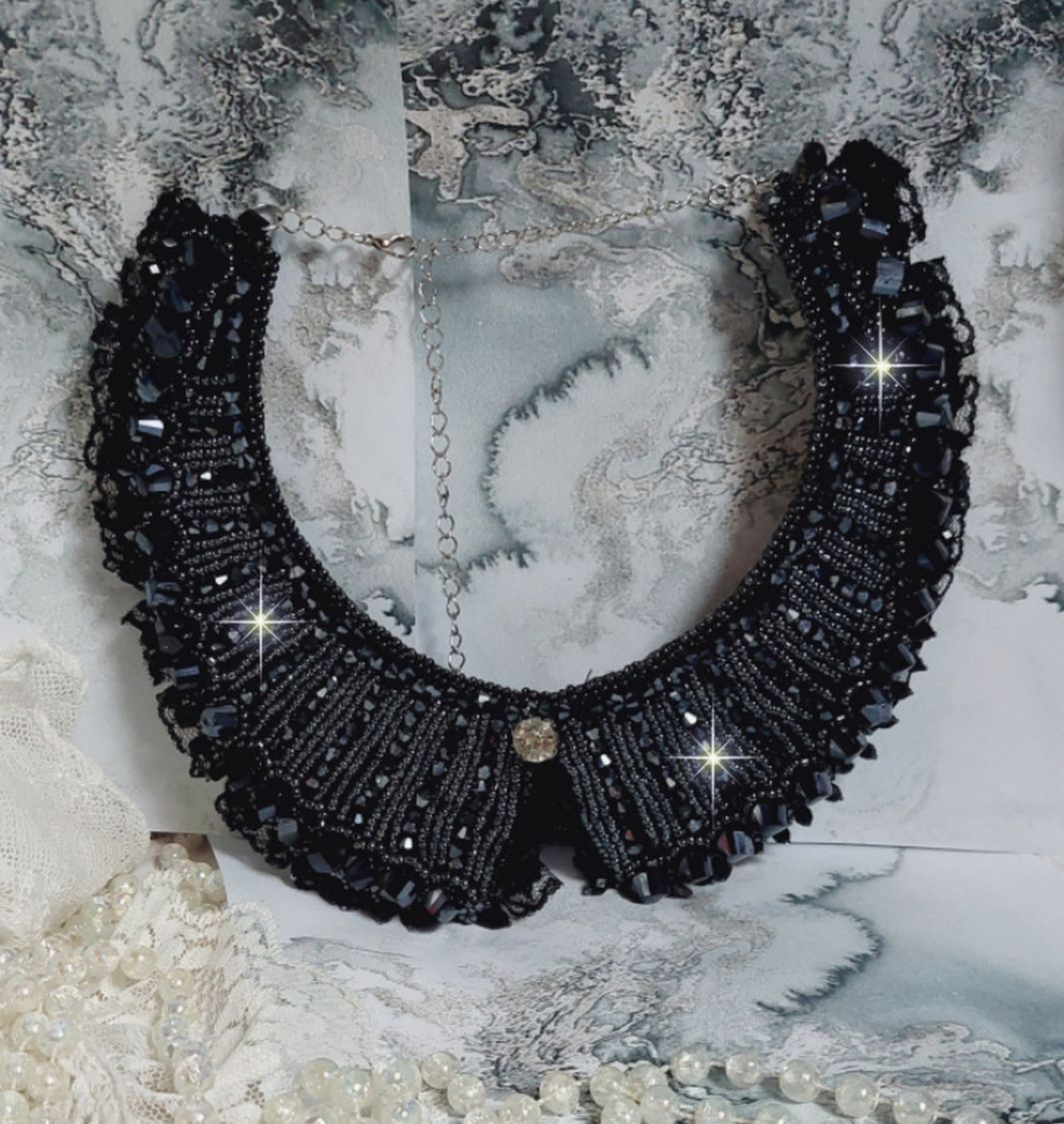 Plastron Tenue de Soir&eacute;e Haute Couture brod&eacute; avec une dentelle Noire, toupies, cabochon Cristal et perles H&eacute;lix &agrave; laquelle s&rsquo;ajoute des facettes pour une mise en forme avec des rocailles Jet H&eacute;matite