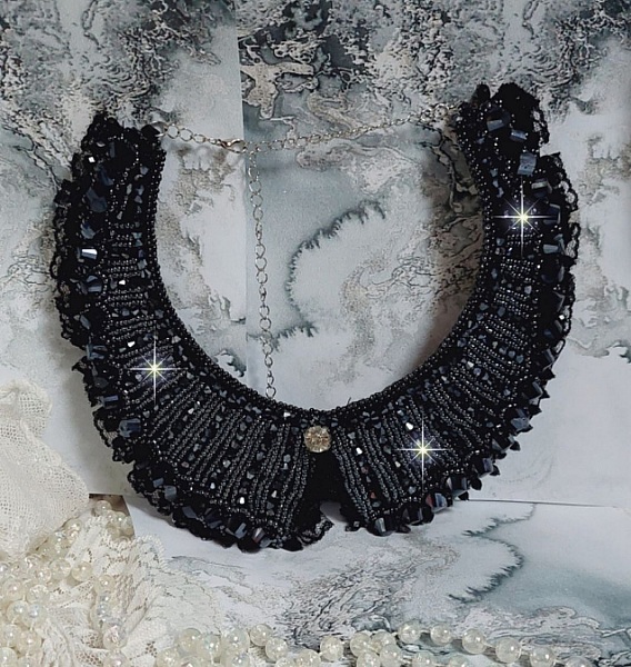 Plastron Tenue de Soir&eacute;e Haute Couture brod&eacute; avec une dentelle Noire, toupies, cabochon Cristal et perles H&eacute;lix &agrave; laquelle s&rsquo;ajoute des facettes pour une mise en forme avec des rocailles Jet H&eacute;matite