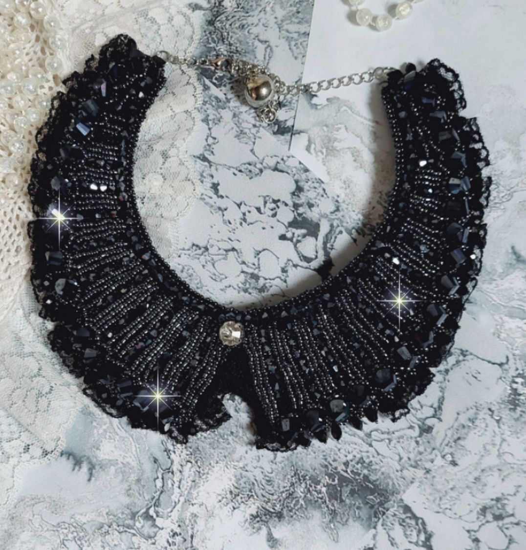 Plastron Tenue de Soir&eacute;e Haute Couture brod&eacute; avec une dentelle Noire, toupies, cabochon Cristal et perles H&eacute;lix &agrave; laquelle s&rsquo;ajoute des facettes pour une mise en forme avec des rocailles Jet H&eacute;matite