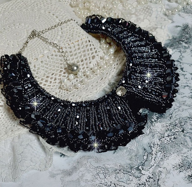 Plastron Tenue de Soir&eacute;e Haute Couture brod&eacute; avec une dentelle Noire, toupies, cabochon Cristal et perles H&eacute;lix &agrave; laquelle s&rsquo;ajoute des facettes pour une mise en forme avec des rocailles Jet H&eacute;matite