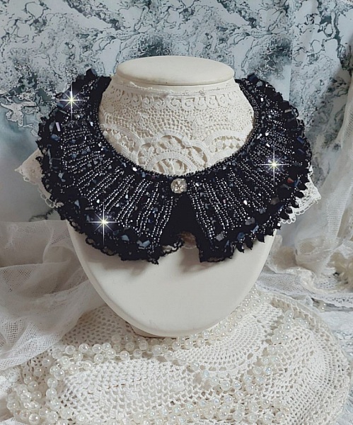 Plastron Tenue de Soir&eacute;e Haute Couture brod&eacute; avec une dentelle Noire, toupies, cabochon Cristal et perles H&eacute;lix &agrave; laquelle s&rsquo;ajoute des facettes pour une mise en forme avec des rocailles Jet H&eacute;matite