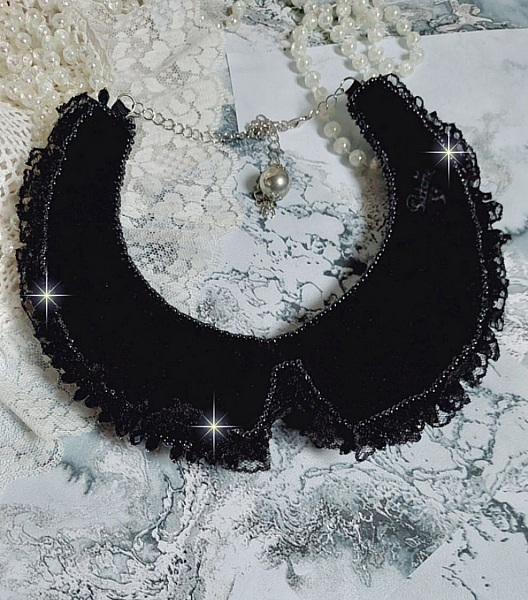 Plastron Tenue de Soir&eacute;e Haute Couture brod&eacute; avec une dentelle Noire, toupies, cabochon Cristal et perles H&eacute;lix &agrave; laquelle s&rsquo;ajoute des facettes pour une mise en forme avec des rocailles Jet H&eacute;matite