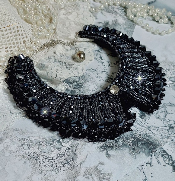 Plastron Tenue de Soir&eacute;e Haute Couture brod&eacute; avec une dentelle Noire, toupies, cabochon Cristal et perles H&eacute;lix &agrave; laquelle s&rsquo;ajoute des facettes pour une mise en forme avec des rocailles Jet H&eacute;matite
