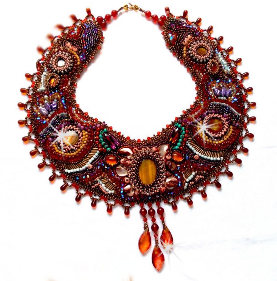Collier Plastron Topaz Haute-Couture avec des pierres semi-pr&eacute;cieuses et diff&eacute;rentes perles