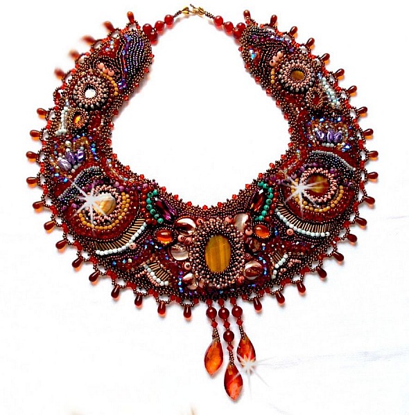 Collier Plastron Topaz Haute-Couture avec des pierres semi-pr&eacute;cieuses et diff&eacute;rentes perles